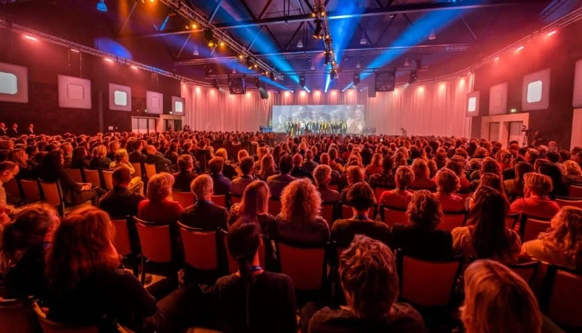 20190514080539_Congreszaal_Purple_2 Medium (Klein)