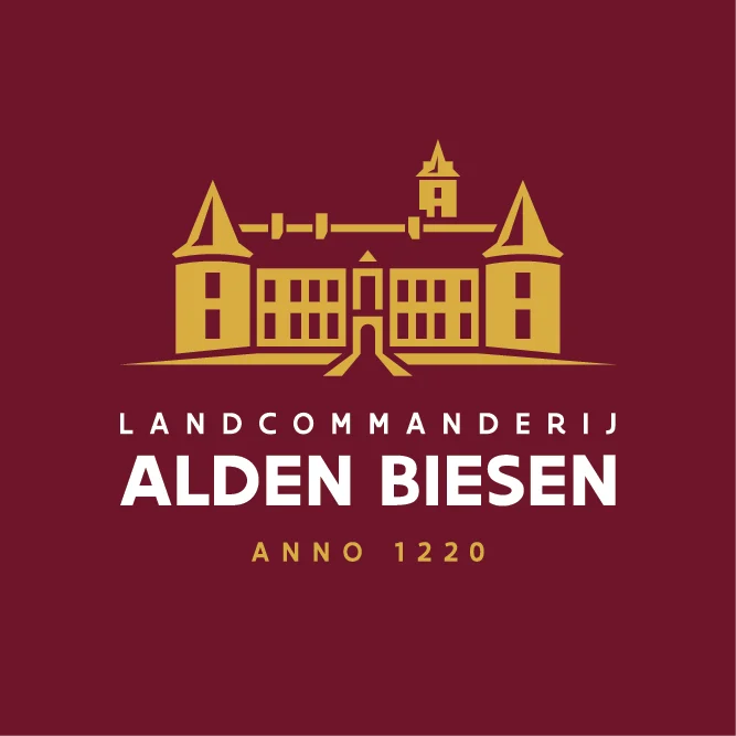 AldenBiesen_logo 2026_inverted op Burgundy - brede marges voor Facebook