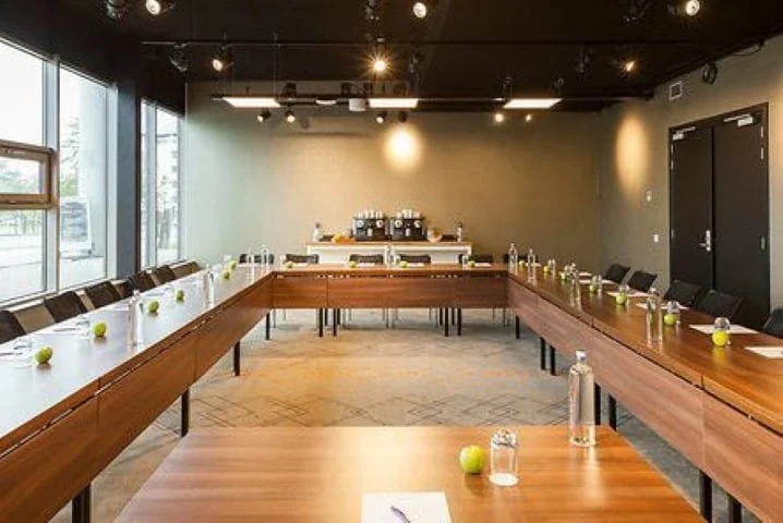 Meeting_room_van_Gogh (Small)